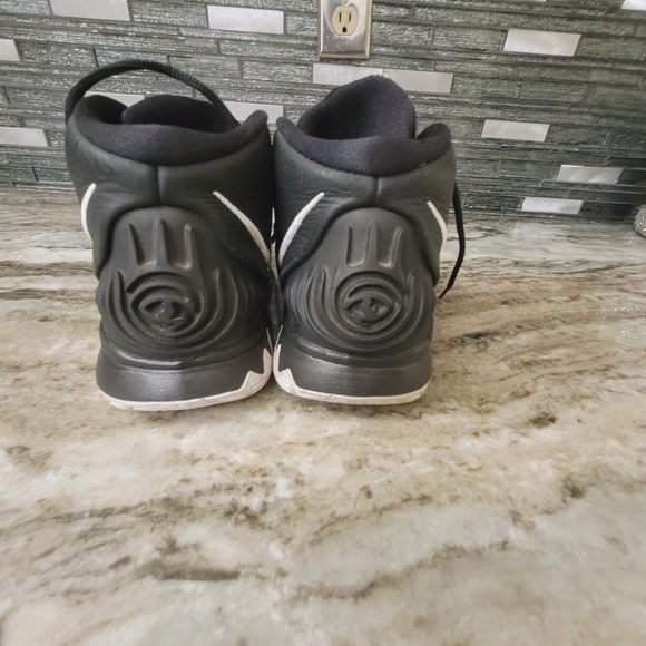 Kyrie Irving's 7y - Picture 5 of 6